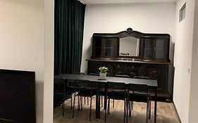 Central Private Rooms In Popular Neighborhood!