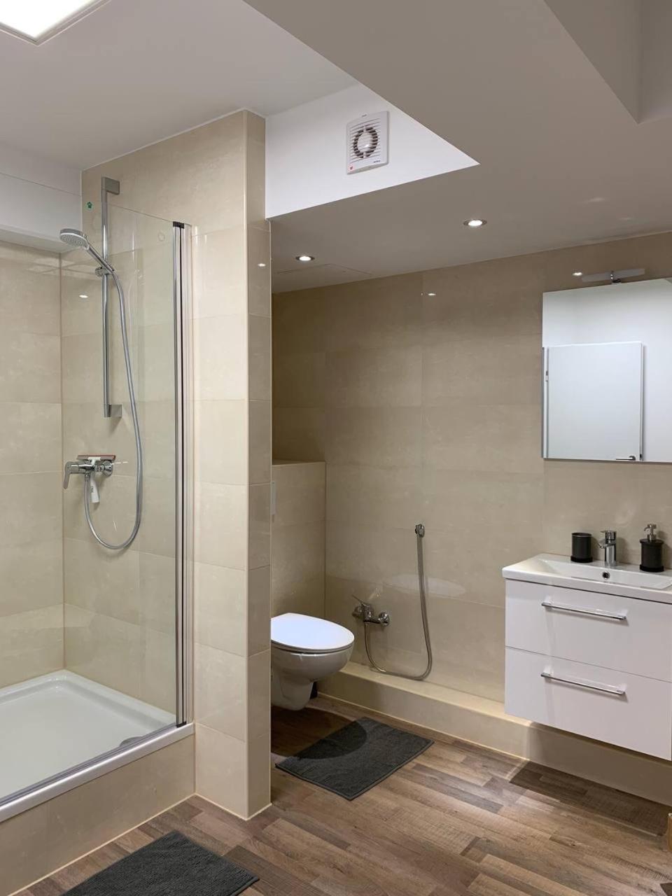 Central Private Rooms In Popular Neighborhood! Keulen Buitenkant foto