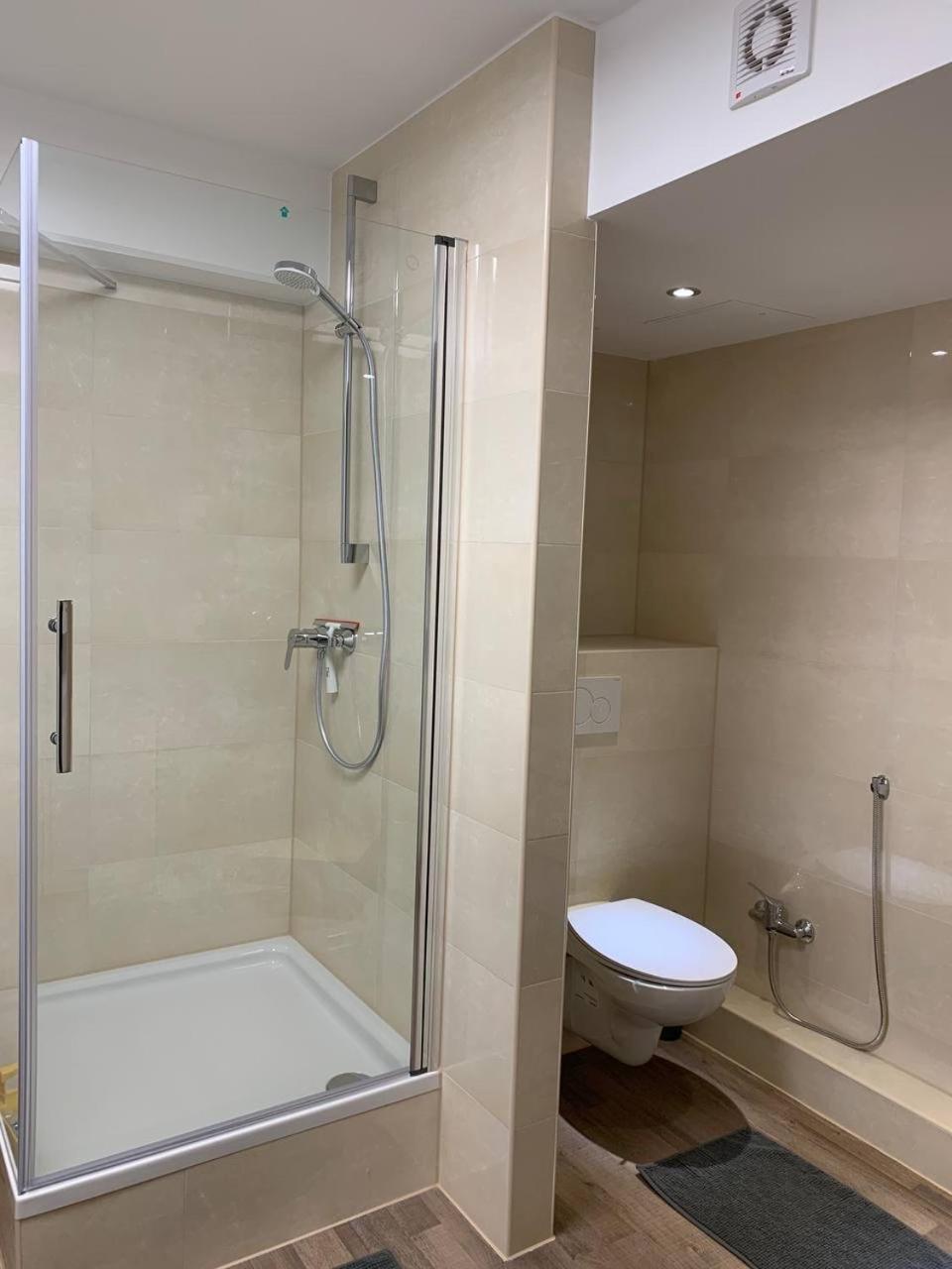 Central Private Rooms In Popular Neighborhood! Keulen Buitenkant foto